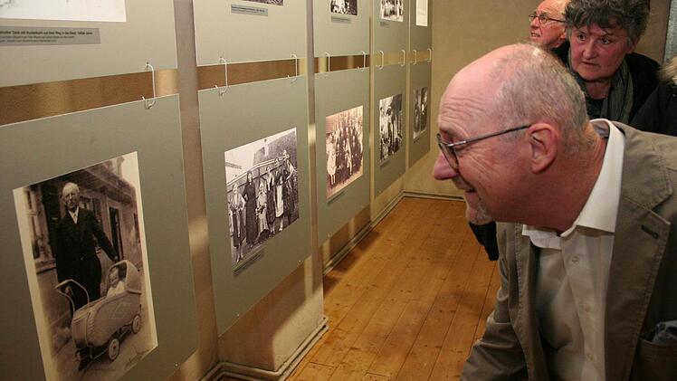 Alte Fotos aus Frensdorf bestaunte Norbert Neundorfer. Foto: Evi Seeger