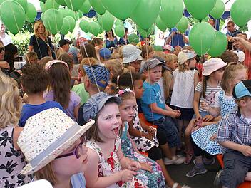 Zur Einweihung ließen die Kinder grüne Luftballons in den Himmel steigen. Foto: Renate Neubecker