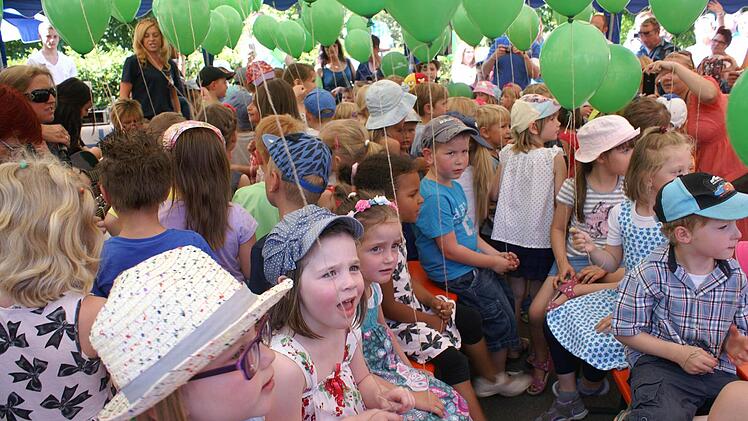 Zur Einweihung ließen die Kinder grüne Luftballons in den Himmel steigen. Foto: Renate Neubecker