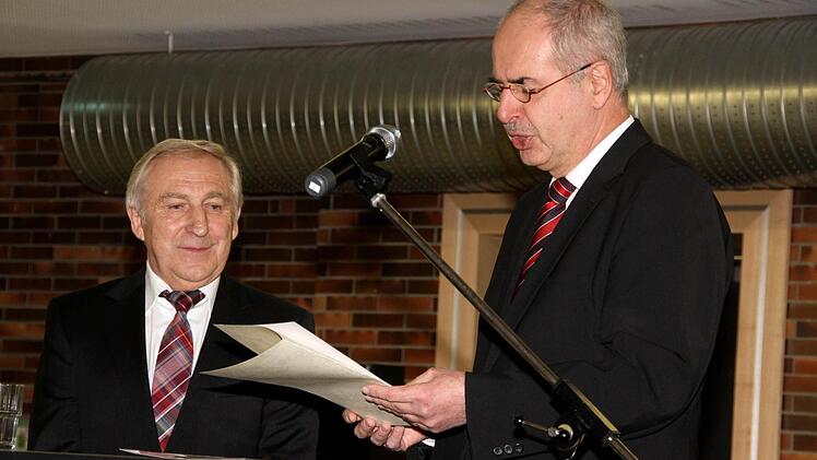 Regierungspräsident Thomas Bauer überreicht Franz Schmolke die Entlassungsurkunde. Foto: Richard Sänger