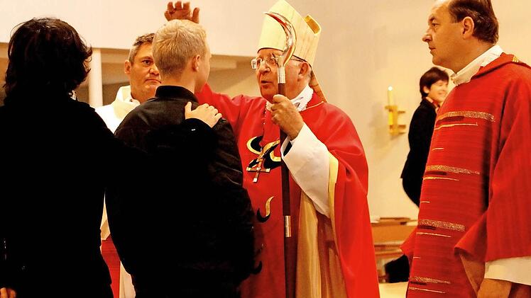 Weihbischof Ulrich Boom spendete den Jugendlichen in Eltmann und Ebelsbach (Bild) das Sakrament der Firmung.  Foto: Günther Geiling