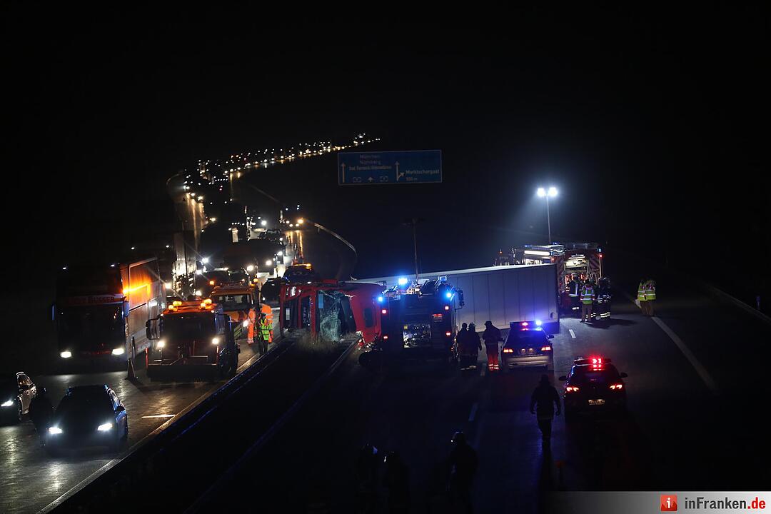 Kreis Bayreuth: Lkw kracht auf A9 in Mittelschutzplanke und kippt um – Fahrer verletzt