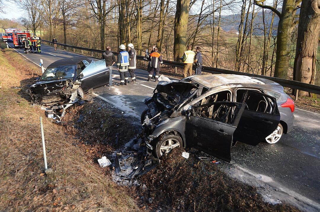Unterfranken: Helfer rettet Mann aus brennenden Auto