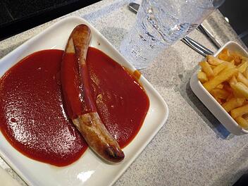Beliebter Klassiker in der Kantine: Currywurst mit Pommes. Foto: Martin Gerten/dpa
