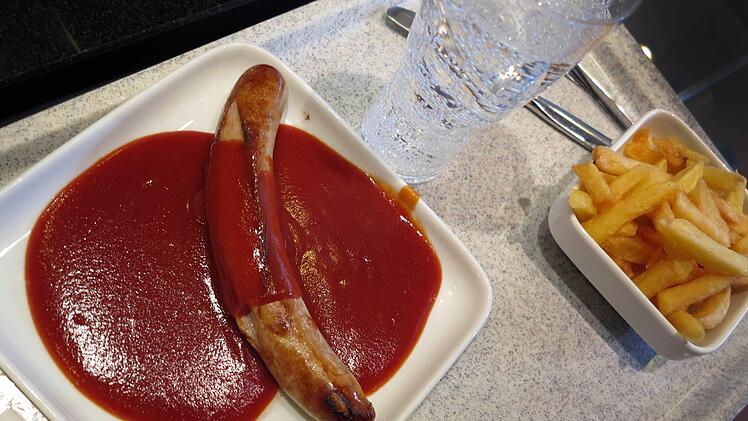 Beliebter Klassiker in der Kantine: Currywurst mit Pommes. Foto: Martin Gerten/dpa