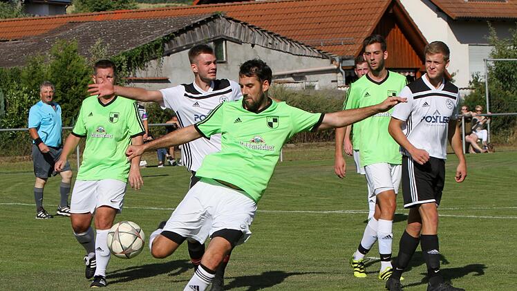 Der Trunstadter Manuel Rebhan (am Ball) wehrt die Flanke in den Strafraum ab und nimmt den beiden Lauterern Jannik Lorber (rechts) und Christian Auer (zweiter von links) die Chance zum Tor.  Fotos: Günther Geiling