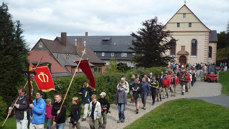 Wallfahrer aus Poppenroth ziehen wieder zum Kreuzberg.  Foto: Lothar Metz/Archiv