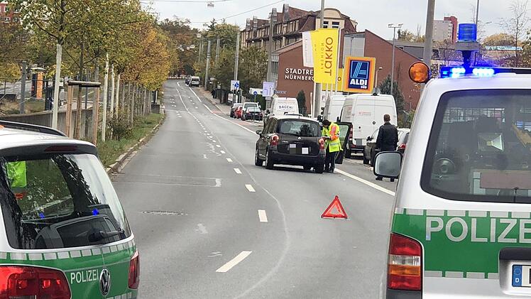 Am Samstagnachmittag kam es zu einem Verkehrsunfall in der N&uuml;rnberger S&uuml;dstadt. Ein Junge (10) wurde von einem Auto erfasst und schwer verletzt. Foto: NEWS5/Friedrich
