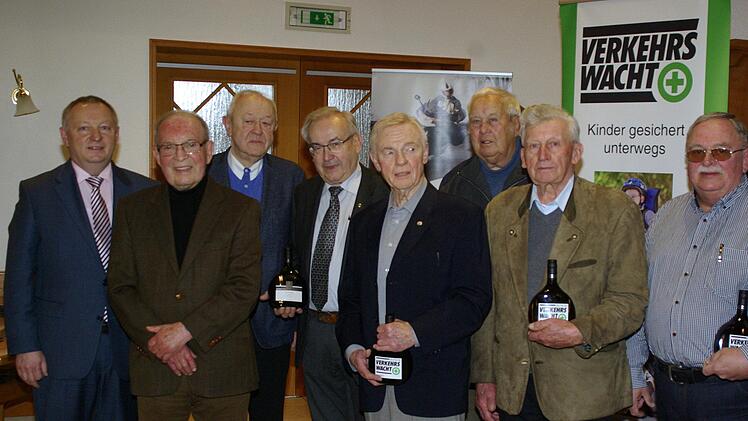 Für 40 Jahre Treue zur GVW dankte Landrat Thomas Bold (links) Norbert Binder (von links), Georg Sell, Johannes Deinlein, Konrad Herold, Manfred Sturm, Karl Heilmann und Rudolf Alt. Foto: Winfried Ehling