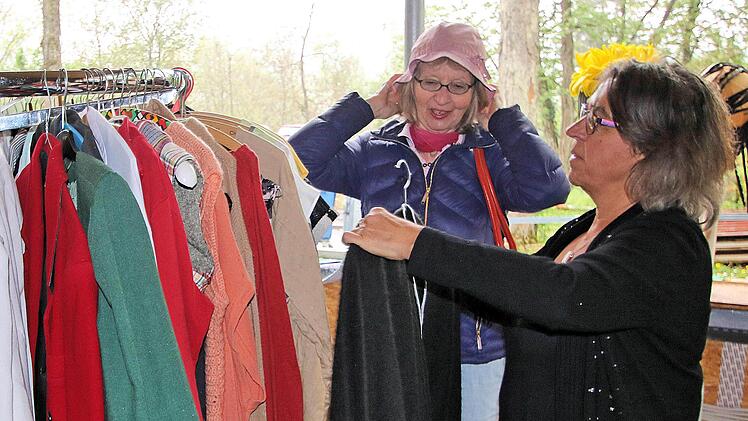 Schneiderin Jutta Reinhard (rechts) beriet Interessentinnen beim Verkauf  der Fundus-Stücke auch gerne. Foto: Dieter Britz