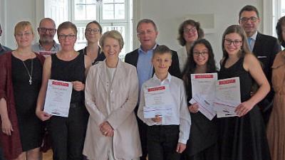 Die Ruckdeschel-Preisträger (mit Urkunde, von links) Kathrin Lauterbach, Jonathan Lormes, Ofeliya Guliyeva und Fabia von Delius mit Margit Ruckdeschel (Mitte), OB Henry Schramm (rechts dahinter) sowie den Vertreter aus der Musikschule. Fotos: Rebecca Vogt