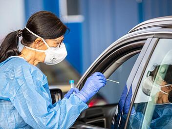 An der Teststation am Kreisabfallzentrum in Wonfurt können sich Bürger aus dem Landkreis Haßberge auf eine Corona-Ansteckung testen lassen. René Ruprecht