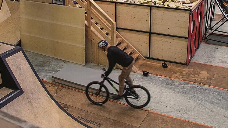 Das Rad Quartier ist ein großer Spielplatz für alle, die gerne coole Tricks mit dem BMX-Bike ausprobieren wollen.