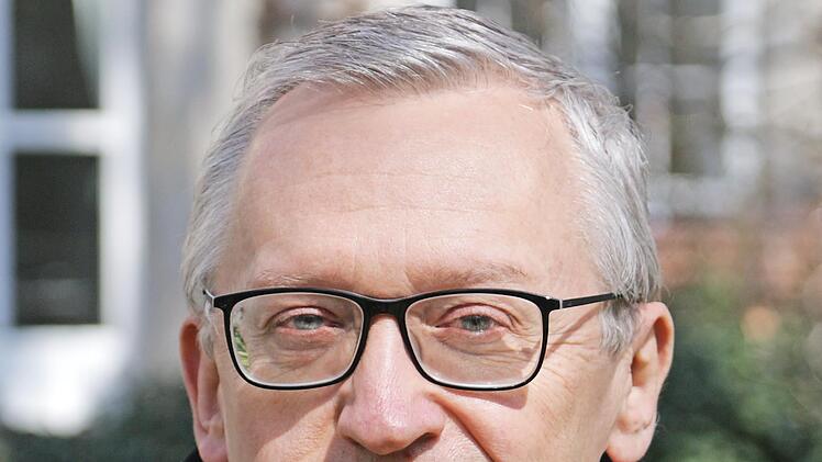 Günter Dippold erzählt über die Geschichte der Kirche.