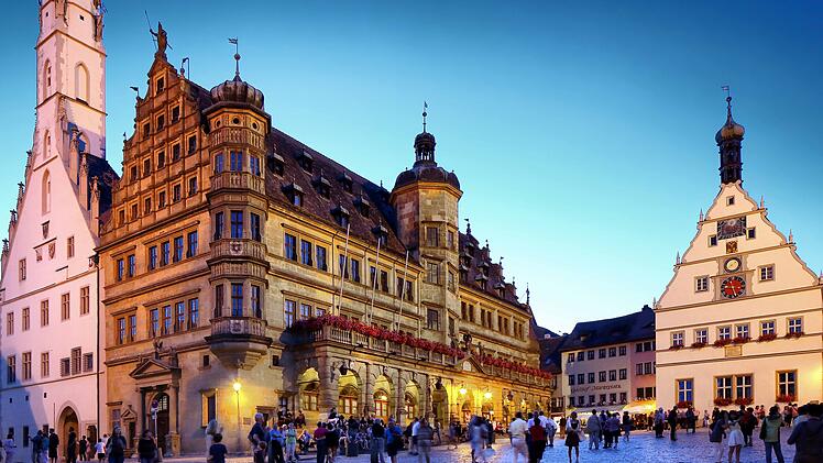 Marktplatz Rothenburg o.d. Tauber- Rathaus Ratstrinkstube Menschen Sommer D&auml;mmerung  &copy;Rothenburg Tourismus Service, W. Pfitzinger, Exkl
