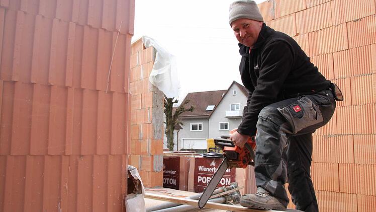 Bauarbeiter Ewald Abert ist mit der Motorsäge zugange.