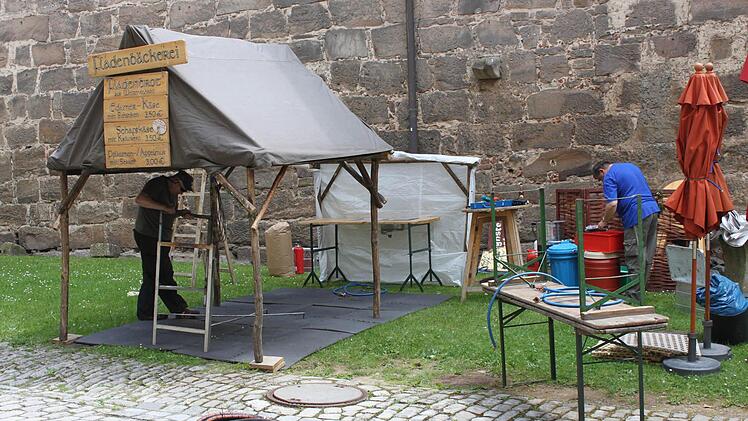 Nach und nach treffen auch die Teilnehmer des Marktes ein.