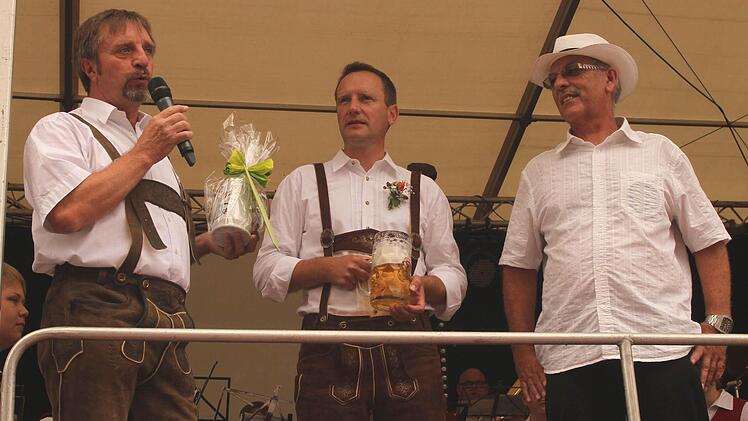 Zum letzten Male auf der Bühne Josef Blößl (rechts), der von Festleiter Peter Klein und Bgm Michael Ziegler (von links) verabschiedet wurde.