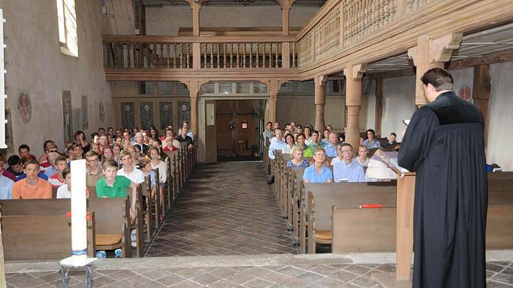 In einem Gottesdienst in der St. Burkarduskirche wurden die Teilnehmer an der Radtour durch Pfarrer Peter Hohlweg gesegnet