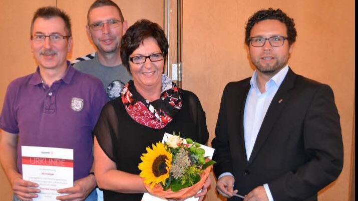 In der Gemeinderatssitzung wurden Blutspender geehrt (von links): Thomas Josch aus Wohlbach(50 Blutspenden), Michael Scherzer aus Ahorn (75), Christine Brückner aus Wohlbach (100) und Bürgermeister Martin Finzel. Foto: Gabi Bertram