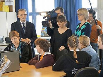 Für den Fernsehsender n-tv war der Sieg der Bamberger Schüler ein Grund, ein Filmteam in die Graf-Stauffenberg-Wirtschaftsschule zu schicken.
