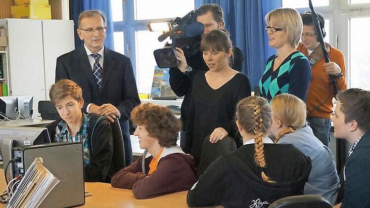Für den Fernsehsender n-tv war der Sieg der Bamberger Schüler ein Grund, ein Filmteam in die Graf-Stauffenberg-Wirtschaftsschule zu schicken.