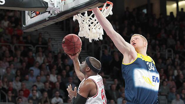 Drittes Spiel, dritter Sieg - Neuzugang Dawan Robinson (mit Ball) feiert einen gelungenen Einstand im Brose-Trikot. Hier taucht er unter dem Korb durch, Philipp Neumann springt ins Leere. Foto: sportpress