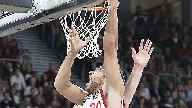 Elias Harris ging auch gegen die Oldenburger mit viel Energie zu Werke. Hier setzt sich der 2,03-Meter-Mann gegen den Oldenburger 2,10-Meter-Riesen Brian Qvale in Szene. Foto: sportpress