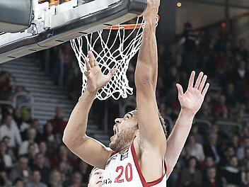 Elias Harris ging auch gegen die Oldenburger mit viel Energie zu Werke. Hier setzt sich der 2,03-Meter-Mann gegen den Oldenburger 2,10-Meter-Riesen Brian Qvale in Szene. Foto: sportpress
