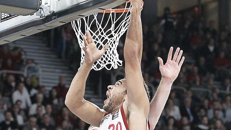 Elias Harris ging auch gegen die Oldenburger mit viel Energie zu Werke. Hier setzt sich der 2,03-Meter-Mann gegen den Oldenburger 2,10-Meter-Riesen Brian Qvale in Szene. Foto: sportpress