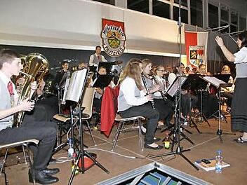 Dirigentin Katja Sperber mit dem Musikverein Pautzfeld beim Herbstkonzert in der Hallerndorfer Schulturnhalle  Foto: Mathias Erlwein