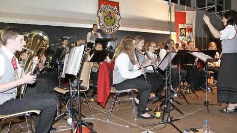 Dirigentin Katja Sperber mit dem Musikverein Pautzfeld beim Herbstkonzert in der Hallerndorfer Schulturnhalle  Foto: Mathias Erlwein