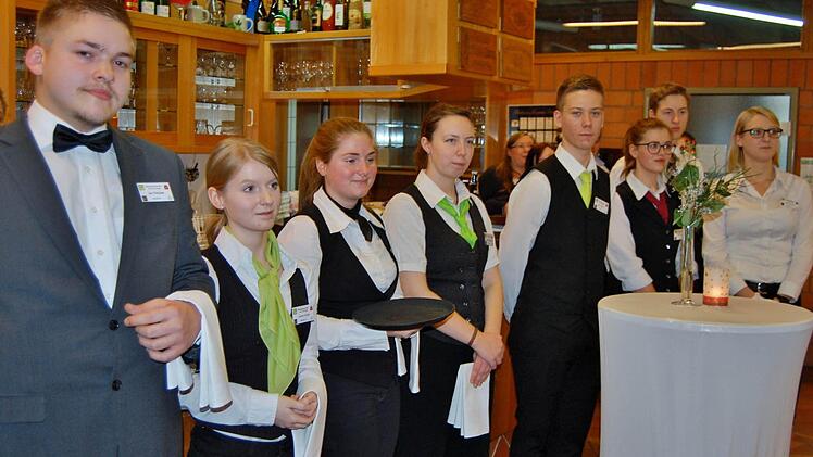 Ruhe vor dem Sturm: Die acht angehenden Restaurantfachleute warten auf ihren Einsatz.
