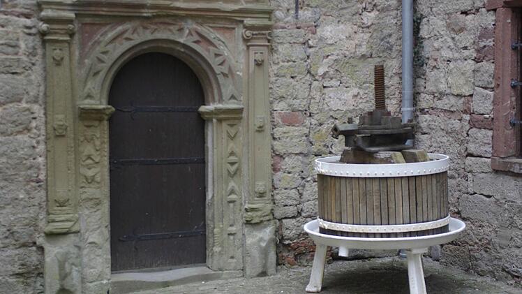 Eine 100 Jahre alte Weinpresse, steht im Burghof.  Foto: Winfried Ehling