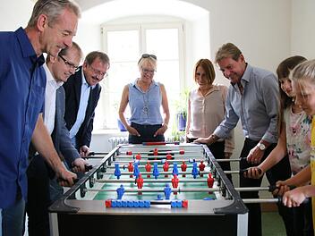Spiel und Spaß in den Ferien - das Angebot im Schülertreff "Altes Forsthaus" macht's möglich. Gestern hatten Sarah und Amelie (rechts) Besuch von den WGK-Mitgliedern (von links) Alexander Meile, Ralf Hartnack, Stefan Schaffranek und Elsbeth Oberhammer, zugleich Fachbereichsleiterin für die Tageseinrichtungen der Geschwister-Gummi-Stiftung, sowie Rainer Ludwig. Mit im Bild: Einrichtungsleiterin Nicole Aslan. Foto: Jochen Nützel