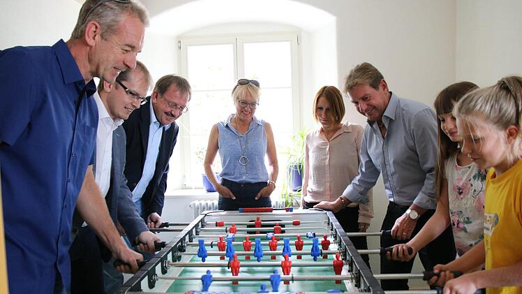 Spiel und Spaß in den Ferien - das Angebot im Schülertreff "Altes Forsthaus" macht's möglich. Gestern hatten Sarah und Amelie (rechts) Besuch von den WGK-Mitgliedern (von links) Alexander Meile, Ralf Hartnack, Stefan Schaffranek und Elsbeth Oberhammer, zugleich Fachbereichsleiterin für die Tageseinrichtungen der Geschwister-Gummi-Stiftung, sowie Rainer Ludwig. Mit im Bild: Einrichtungsleiterin Nicole Aslan. Foto: Jochen Nützel