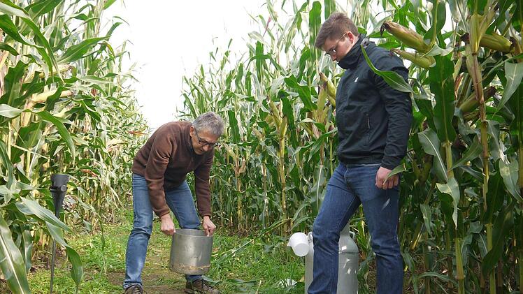Anton Weig und Sebstian Schultheiß messen die Wasserdurchlässigkeit des Bodens.Berthold Köhler