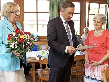 Gudrun Müller (links) und Alexander Tritthart zeichnen das Gründungsmitglied der Senioren-Union, Inge Prechtl, aus. Foto: Richard Sänger
