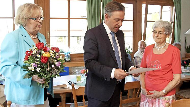 Gudrun Müller (links) und Alexander Tritthart zeichnen das Gründungsmitglied der Senioren-Union, Inge Prechtl, aus. Foto: Richard Sänger