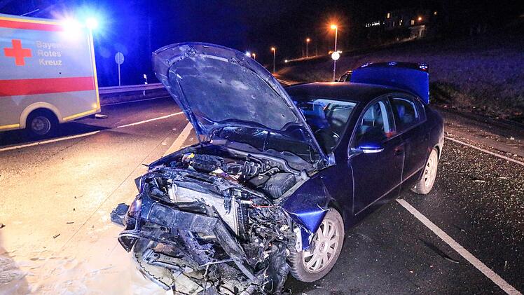 F&uuml;nf Verletzte sind die Bilanz eines Unfalls mit drei Autos im Raum Bamberg.  Foto: News5 / Merzbach
