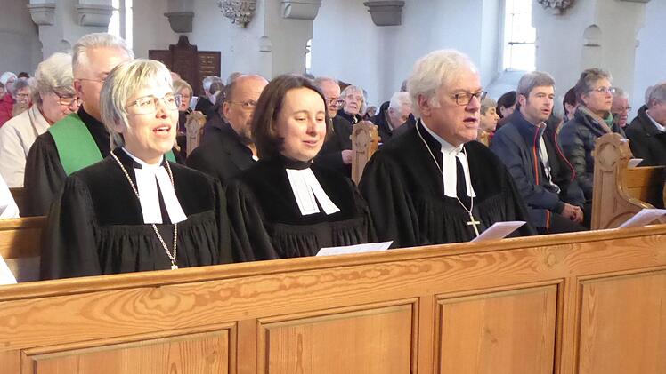 Regionalbischöfin Dorothea Greiner, Lidia Barth und Dekan Günther Werner (von links) vor der Einsegnung in der Kirchenbank  Foto: Heidi Amon