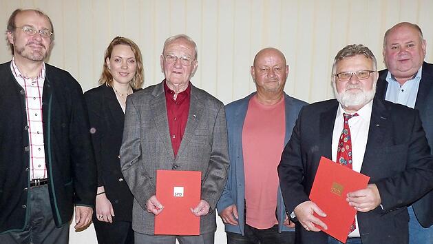 Bei der Jubilarehrung (von links): SPD-Kreisvorsitzender Ralf Pohl, Markgemeinder&auml;tin und Schriftf&uuml;hrerin Anika Kappelt, Jubilar Friedrich Heinz (65 Jahre Mitgliedschaft), Kassier Roland Vetter, Jubilar Werner Vetter (50 Jahre) und Vorsitzender Heiko Nebatz Foto: J. Bock
