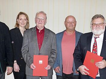Bei der Jubilarehrung (von links): SPD-Kreisvorsitzender Ralf Pohl, Markgemeinderätin und Schriftführerin Anika Kappelt, Jubilar Friedrich Heinz (65 Jahre Mitgliedschaft), Kassier Roland Vetter, Jubilar Werner Vetter (50 Jahre) und Vorsitzender Heiko Nebatz Foto: J. Bock