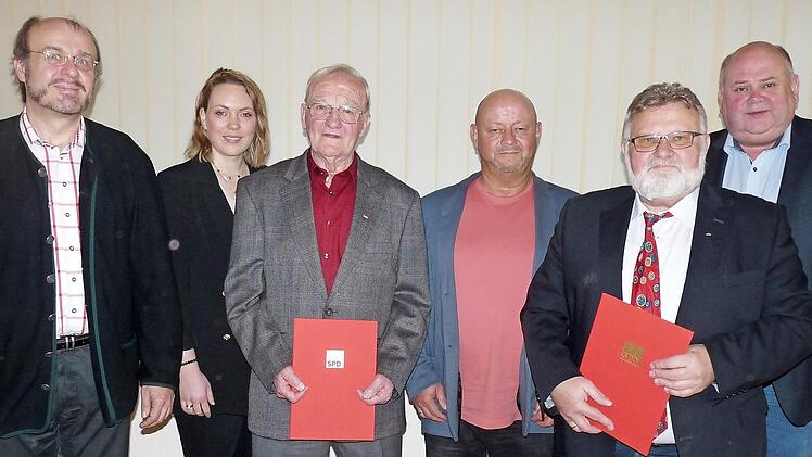 Bei der Jubilarehrung (von links): SPD-Kreisvorsitzender Ralf Pohl, Markgemeinderätin und Schriftführerin Anika Kappelt, Jubilar Friedrich Heinz (65 Jahre Mitgliedschaft), Kassier Roland Vetter, Jubilar Werner Vetter (50 Jahre) und Vorsitzender Heiko Nebatz Foto: J. Bock