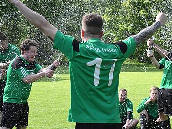 Zur spritzigen Angelegenheit wurde die Jubelorgie der Haarder Fu&szlig;baller nach der Meisterschaft in der A-Klasse Rh&ouml;n 2. Foto: Hopf