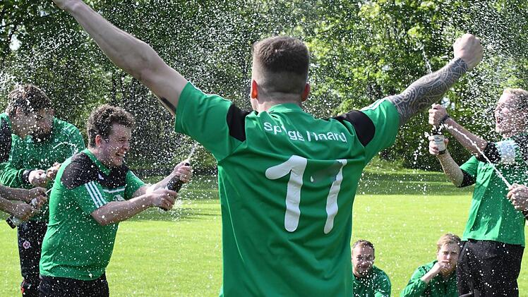 Zur spritzigen Angelegenheit wurde die Jubelorgie der Haarder Fu&szlig;baller nach der Meisterschaft in der A-Klasse Rh&ouml;n 2. Foto: Hopf