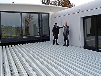 Auf die Profilbleche der rund ums Haus laufenden Terrasse kommt noch ein Belag aus beschichtetem Holz.