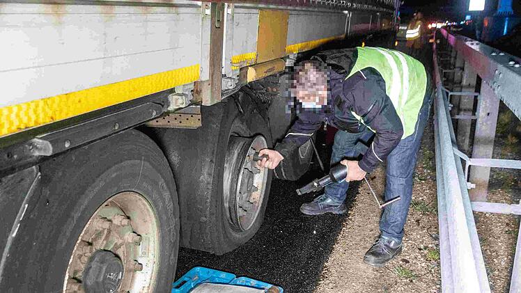 A3: LKW hat Reifenplatzer auf der A3: Zahlreiche Fahrzeuge besch&auml;digt