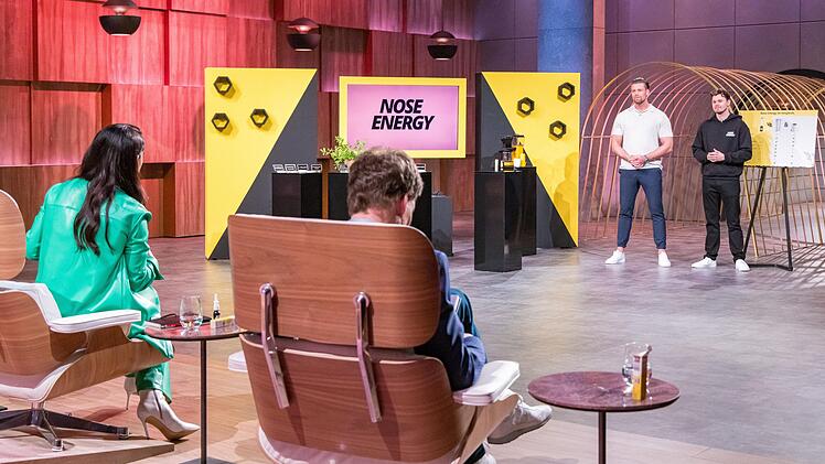 Den Deal mit "Nose Energy" macht Ralf Dümmel. Doch dann erfährt man, dass im Nachgang der Präsentation Probleme auftraten. Nun steht das Produkt als Mund- und nicht als Nasen-Spra in den Geschäften. Puh!