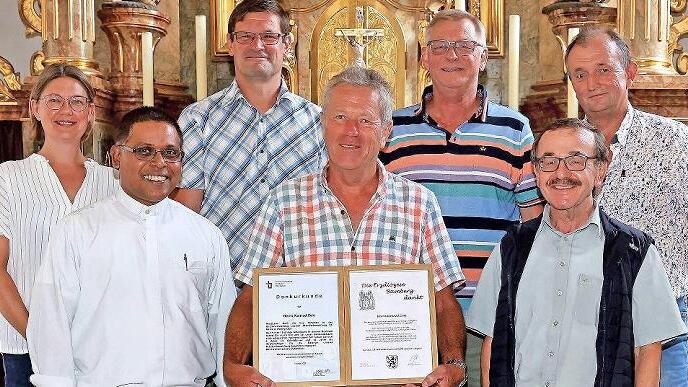 Konrad Zeis (Mitte) mit Pfarrvikar Pater Lijoy Jakob Thanikkal OCarm (Zweiter v.l.) und Pfarrer Walter Ries (Zweiter v.r) sowie mit den gewählten Kirchenräten der katholische Kirchenstiftung St. Martin Döringstadt (v.l.) Petra Körner, Sebastian So...